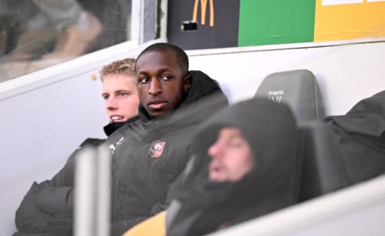 Illustration : "Mercato Stade Rennais : Trois clubs se positionnent pour un joueur mis à l’écart "