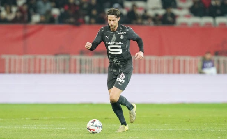 Illustration : "Mercato OL : Un accord imminent pour l'arrivée d'un défenseur très critiqué "