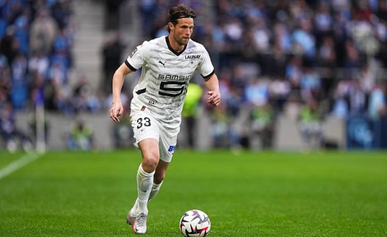 Illustration : "Mercato Rennes : Un Rouge et Noir au coeur des critiques claque la porte et file chez un concurrent"