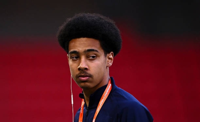 Illustration : "Mercato ASSE : Un transfert très lucratif se prépare en coulisse pour janvier !"