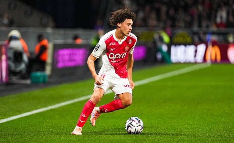 Illustration : "Mercato PSG : Un joyau de Ligue 1 approché pour un transfert à 70M€ !"