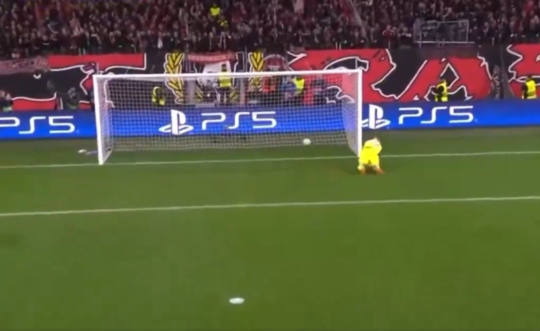 Illustration : "[video] Le but de Garcia sur penalty pour Leverkusen"