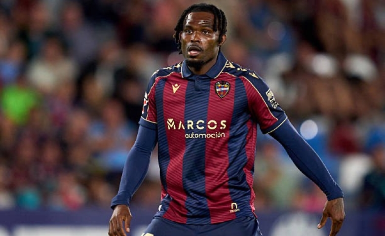 Illustration : "Mercato Lens : Un retour anticipé pour un attaquant parti faire ses gammes à l'étranger ?"