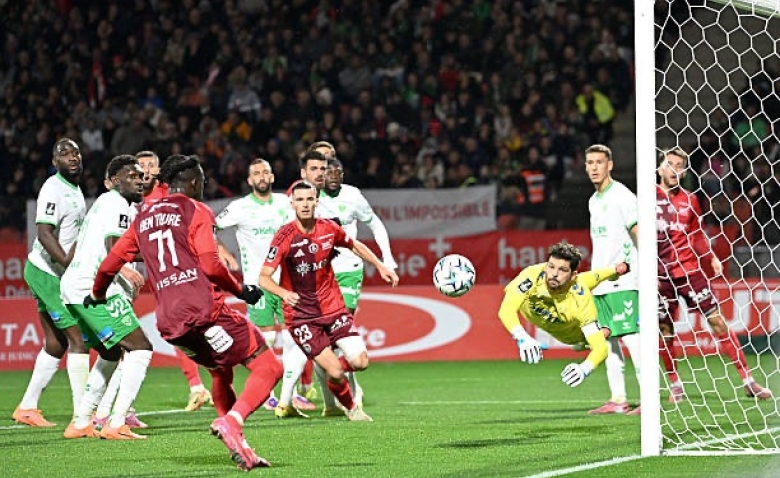 Illustration : "ASSE : Des tensions entre joueurs et supporters après la défaite à Annecy ?"