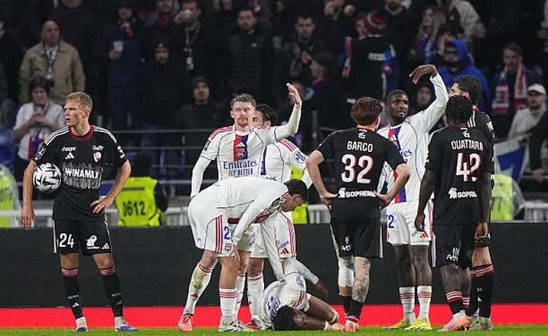 Illustration : "OL - RC Strasbourg : La prise de parole incompréhensible de Rosenior après le tacle assassin sur Fofana"