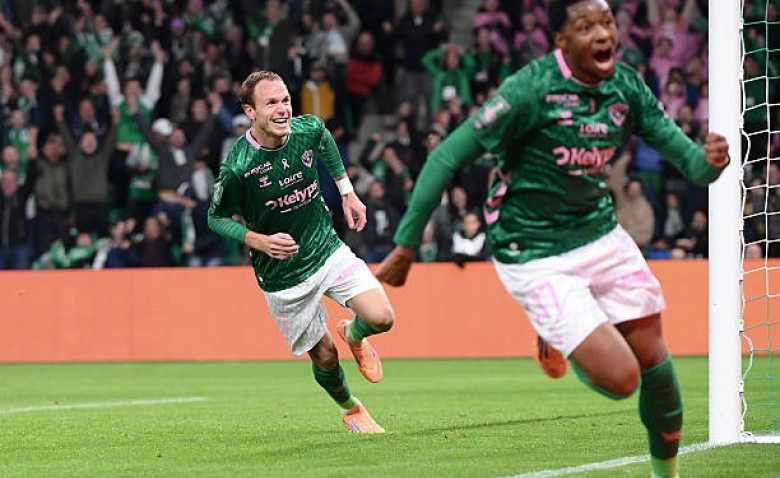 Illustration : "Ligue 2 : Et de cinq pour l'ASSE face à Pau grâce à un doublé de Duffus ! (vidéo)"