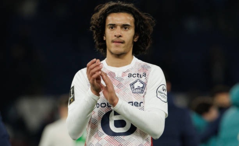 Illustration : "Mercato PSG : Les parisiens talonnés par un club anglais pour ce prodige lillois"