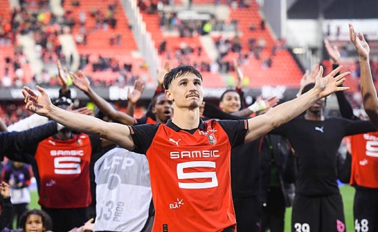 Illustration : "Mercato Rennes : Un passage express redouté pour une révélation du début de saison"