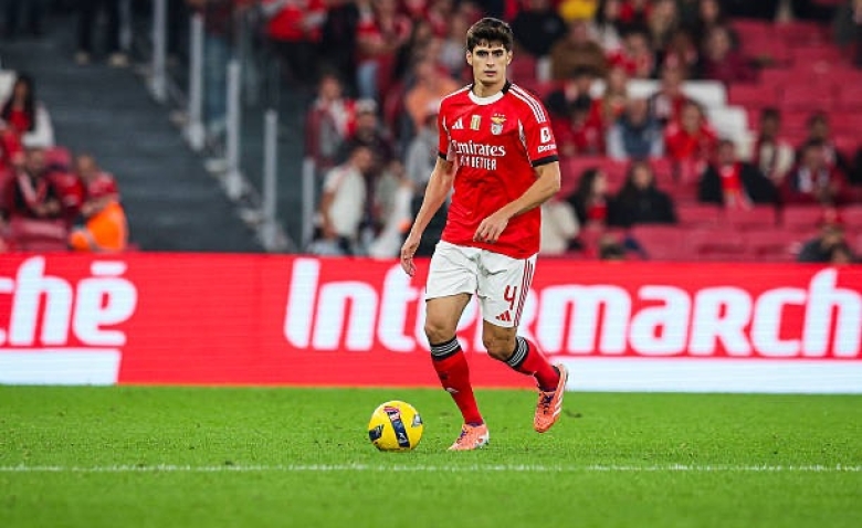 Illustration : "Mercato PSG : Un défenseur portugais en renfort pour le club de la capitale !"