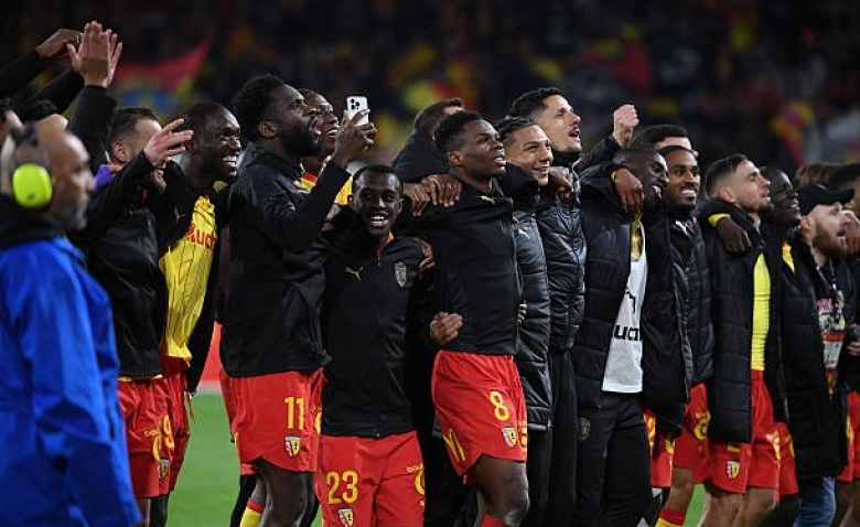 Illustration : "RC Lens : Un Sang et Or sort du silence après sa mise à l'écart du groupe"