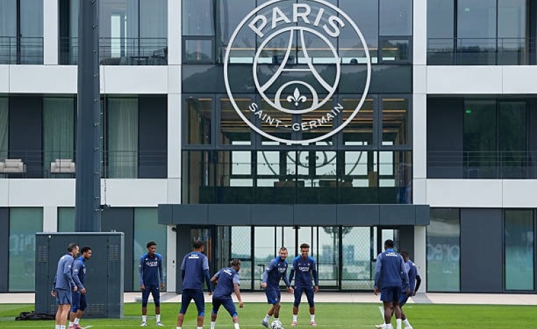 Illustration : "Mercato PSG : Un phénomène anglais dans le viseur de Campos !"