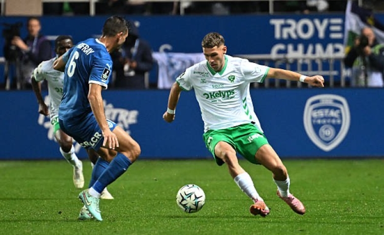 Illustration : "Mercato ASSE : Un Vert relégué sur le banc à l'origine d'une vente colossale en janvier ?"