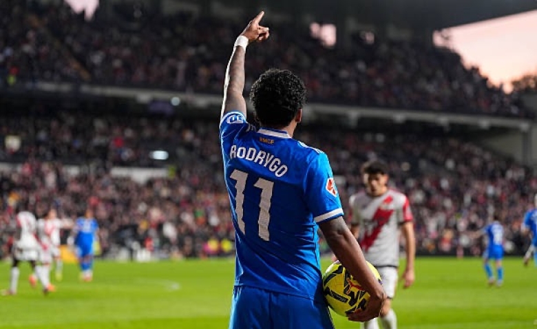 Illustration : "Mercato PSG : Un ailier brésilien parti pour affoler la capitale cet hiver !"