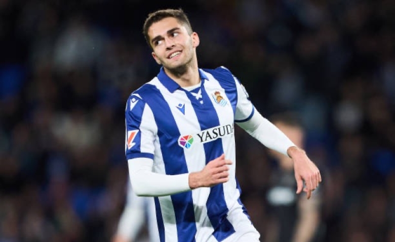 Illustration : "Mercato OL : Une lutte engagée avec le PSG pour l'arrivée d'un milieu de Liga !"