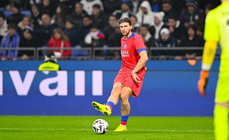 Illustration : "Mercato PSG : Un défenseur espagnol courtisé en cas de flop Zabarnyi"