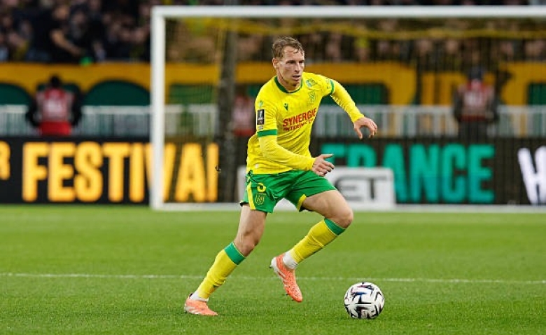 Illustration : "Mercato FC Nantes : Départ imminent pour un joueur en difficulté ?"