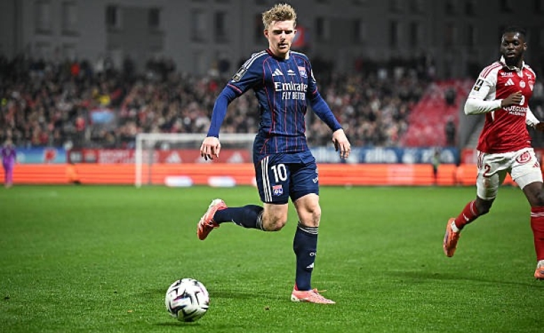 Illustration : "Mercato OL : Lyon mise sur un jeune talent prometteur pour préparer son avenir "