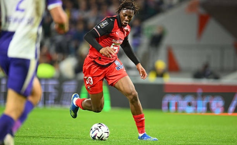 Illustration : "Mercato Stade Rennais : Un géant anglais se positionne sur la pépite rennaise"