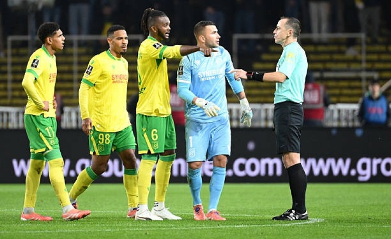 Illustration : "FC Nantes - FC Lorient : Une décision arbitrale fait grand bruit après la rencontre"