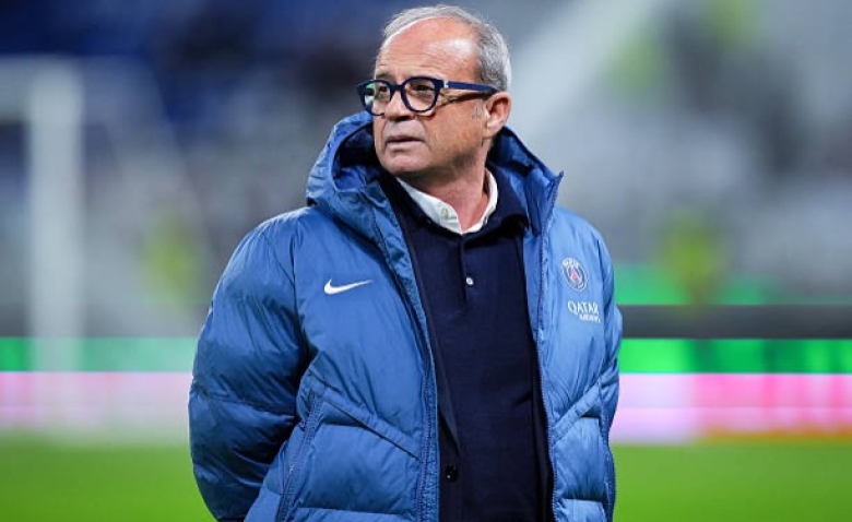 Illustration : "Mercato PSG : Le club mise sur un attaquant anglais en pleine renaissance pour dynamiser son attaque"