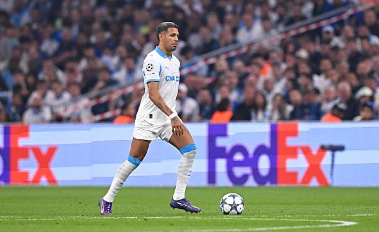 Illustration : "Mercato OM : Un renfort défensif qui symbolise la nouvelle ambition du club"