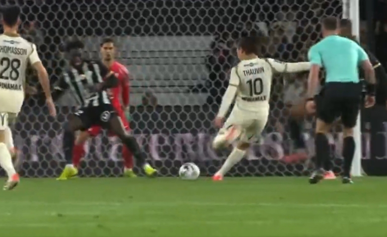 Illustration : "[video] Ligue 1 : Le but exceptionnel de Thauvin pour Lens contre Angers (0-1)"