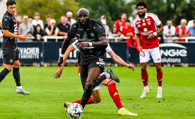 Illustration : "Mercato Rennes : Beye annonce à demi-mot le départ de deux gros salaires du SRFC"