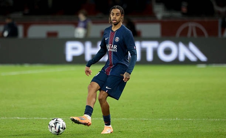 Illustration : "Mercato PSG : Un échange complètement fou évoqué entre Barcola et un Barcelonais !"