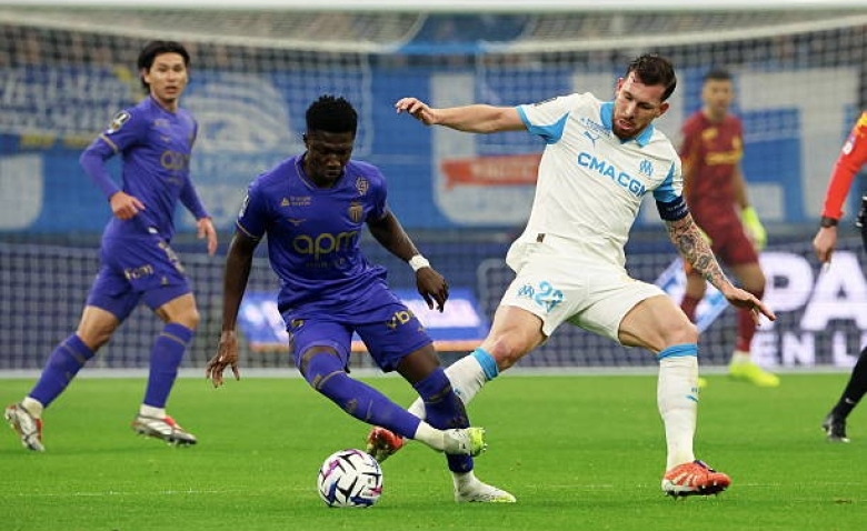 Illustration : "Mercato OM : Un talent de Premier League ciblé pour renforcer l'entrejeu !"