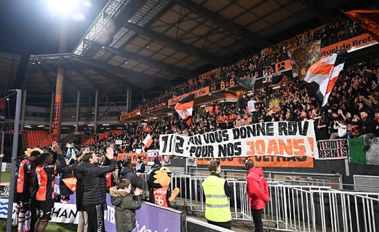 Illustration : "FC Lorient : Grosse sanction infligée aux supporters après l'utilisation d'engins pyrotechniques"