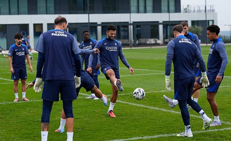 Illustration : "Mercato PSG : Un contrat colossal proposé à une révélation 2025 ?"