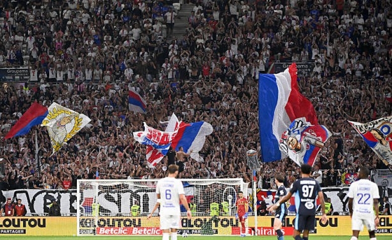 Illustration : "Mercato : L'OL double l'OM sur un dossier épineux au milieu "