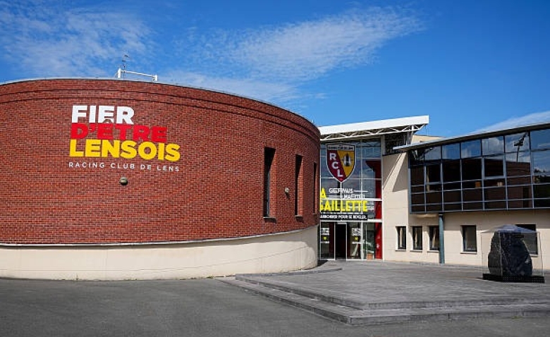 Illustration : "Mercato Lens : Un géant anglais va proposer un contrat hors-norme à un joyau ciblé !"