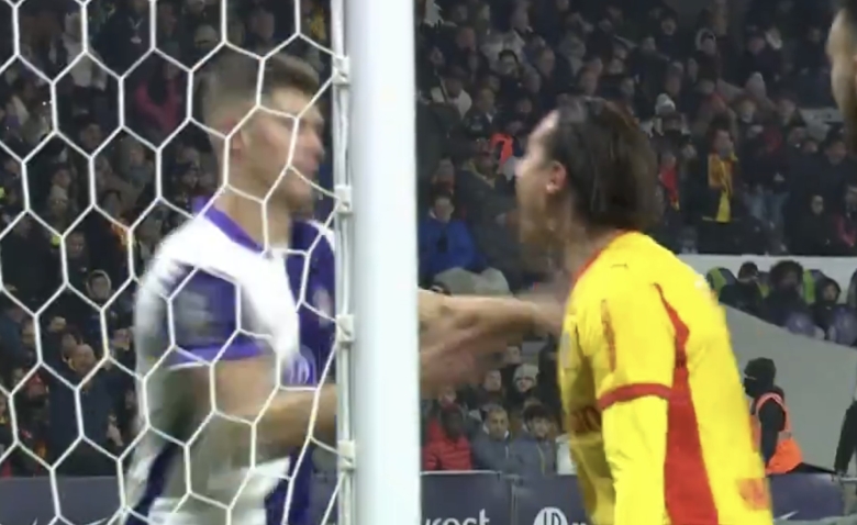 Illustration : "[video] L'énorme chambrage de Florian Thauvin devant Cresswell - Toulouse / Lens"