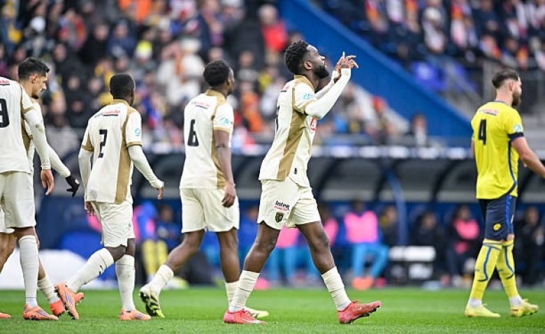 Illustration : "(CDF) Sochaux - RC Lens : Un but polémique donne l'avantage aux Sang et Or"