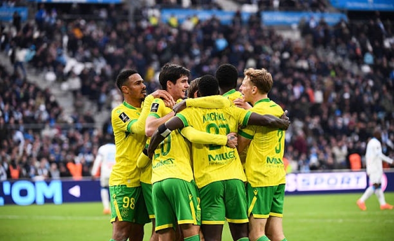 Illustration : "Mercato Nantes : Une recrue estivale claque la porte et un renfort arrive en défense !"