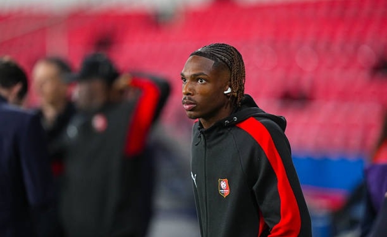 Illustration : "Mercato Rennes : Un profil séduit le board rennais pour l'après-Jacquet !"