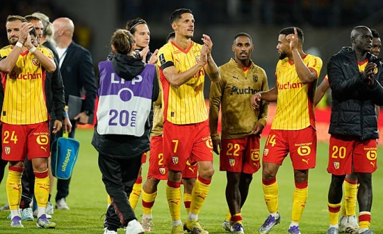 Illustration : "RC Lens : Deux Sang et Or signent une grande prouesse à la mi-saison "