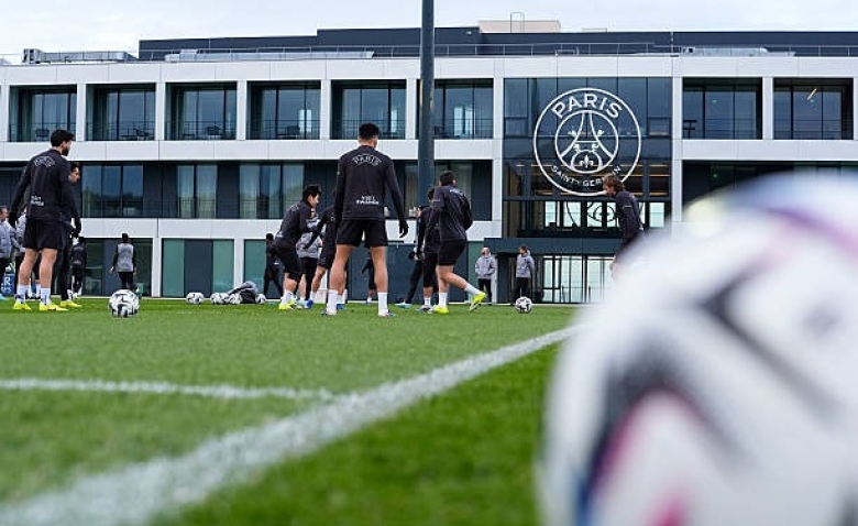 Illustration : "Mercato PSG : Deux folies à plus de 200M € dans les petits papiers de Campos !"