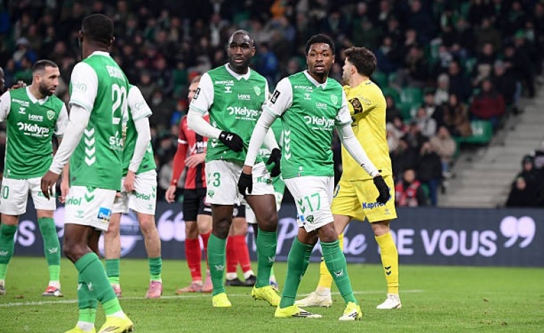 Illustration : "Mercato ASSE : Un défenseur capable de ramener les Verts en L1 courtisé par Kilmer Sports !"