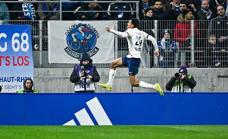 Illustration : "RC Strasbourg - PSG : Le but gag de Mayulu en vidéo ! (0-1) - Ligue 1 J20"