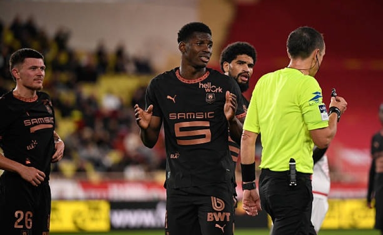 Illustration : "Mercato Rennes : Les Rouge et Noir dégainent une offre surprenante pour étoffer l'attaque de Beye "