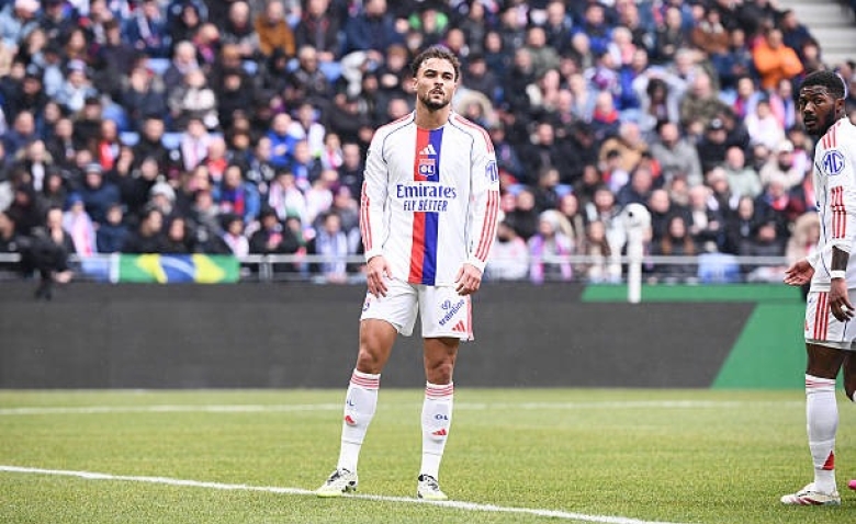 Illustration : "Mercato OL : Crystal Palace sèchement recalé pour Ruben Kluivert !"