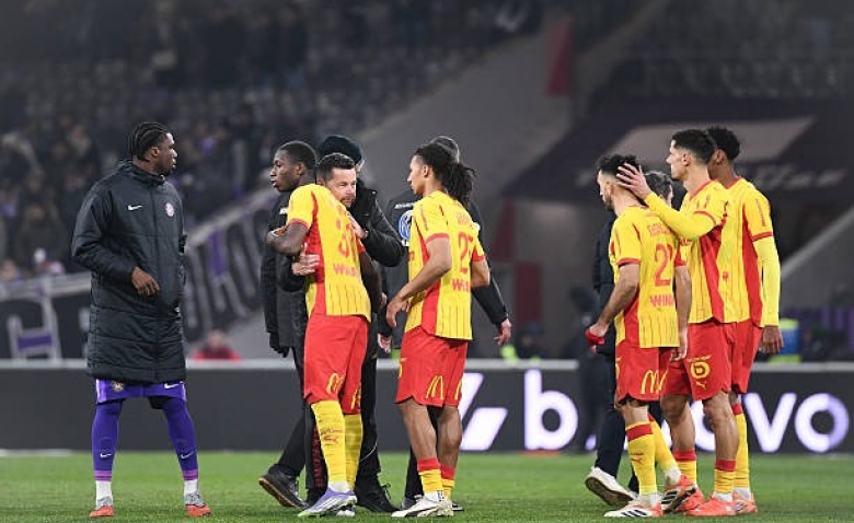 Illustration : "Mercato Lens : Une recrue de prestige signée pour rivaliser avec le PSG !"