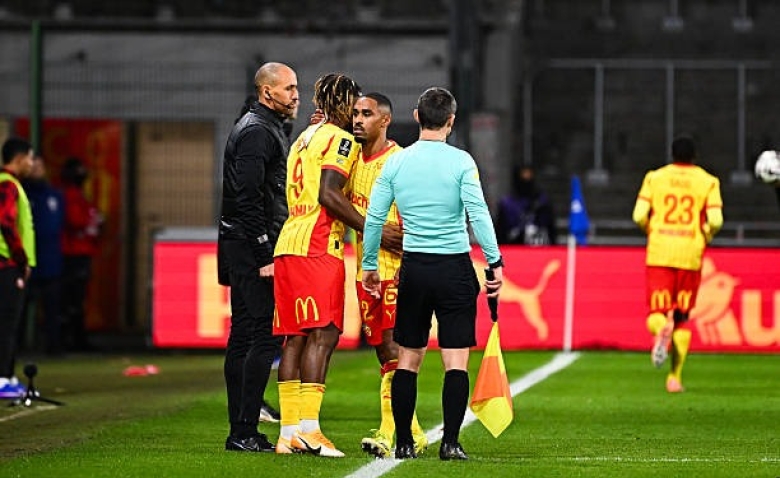 Illustration : "RC Lens - Stade Rennais : La frappe exceptionnelle de Saint-Maximin en vidéo ! (3-1) - Ligue 1 J 21"