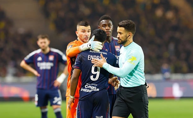 Illustration : "FC Nantes - OL : L'arbitre s'est-il défoulé sur le carton rouge d'Endrick ?"