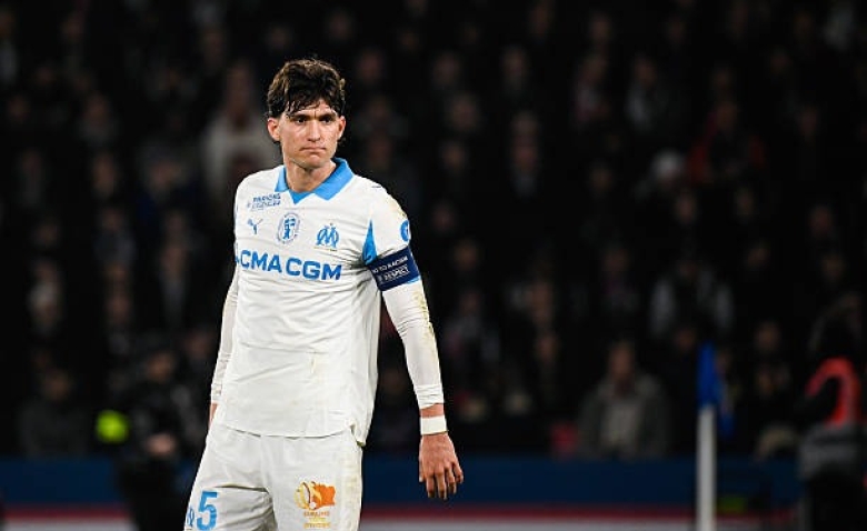 Illustration : "Mercato OM : Balerdi exécrable contre le PSG, son remplaçant déjà identifié !"