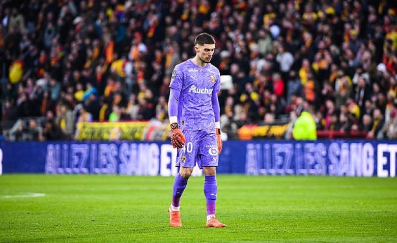 Illustration : "RC Lens : Robin Risser a-t-il sa place en équipe de France ?"