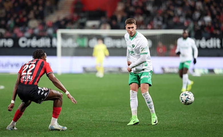 Illustration : "ASSE : Les Verts s'offrent un attaquant de renom pour guider la paire Stassin - Duffus !"