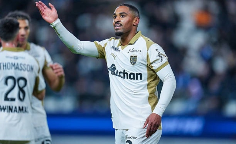 Illustration : "RC Lens : Une négociation sensible menace l’avenir d’un cadre offensif"